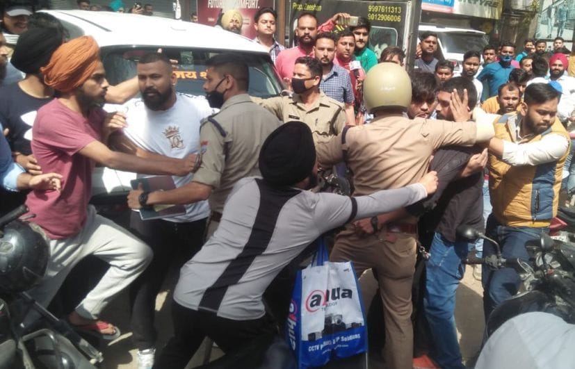 रुद्रपुर में बवाल के दौरान पुलिस के सामने युवकों को पीटती भीड़। रुद्रपुर में बवाल के दौरान पुलिस के सामने युवकों को पीटती भीड़।