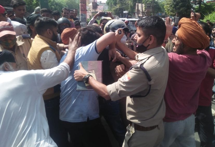 रुद्रपुर में बवाल के दौरान पुलिस के सामने युवकों को पीटती भीड़। रुद्रपुर में बवाल के दौरान पुलिस के सामने युवकों को पीटती भीड़।