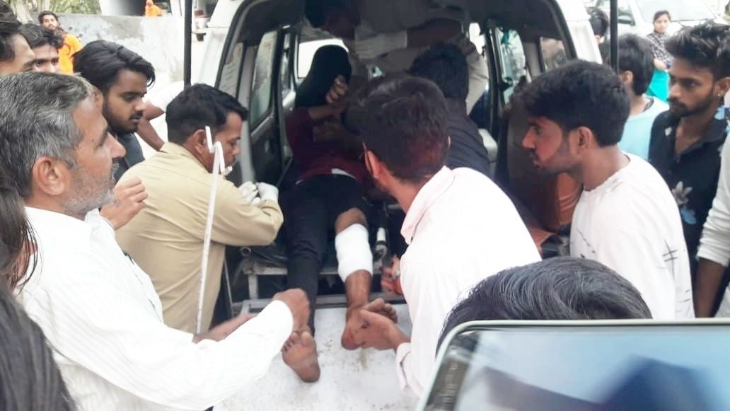   घायल को रोहतक पीजीआई लेकर जाते लोग। संवाद