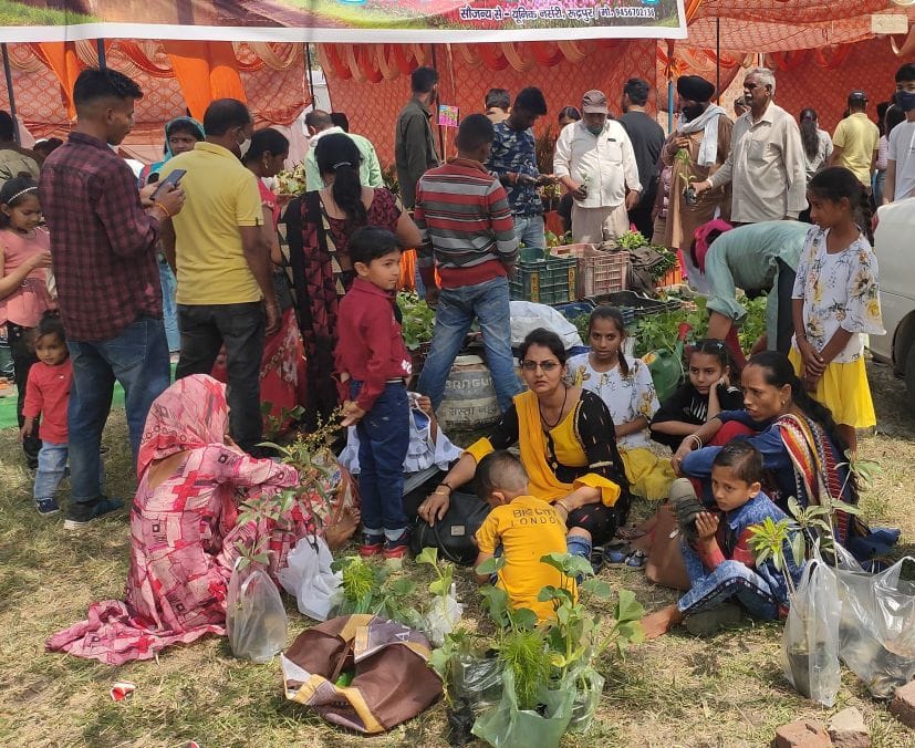 पंतनगर किसान मेले में बिना मास्क के सामाजिक दूरी का उल्लंघन करते लोग।