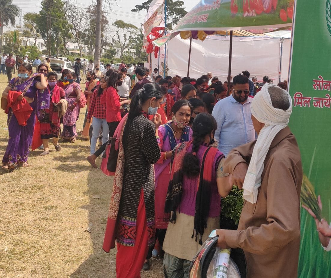 पंतनगर किसान मेले में स्टॉलों पर विवि के बीजों की खरीदारी करते किसान।
