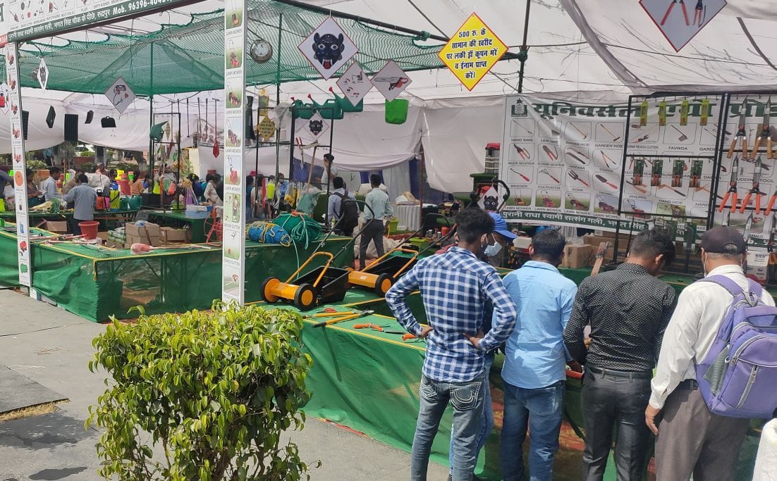 पंतनगर किसान मेले में यूनिवर्सल एग्रो के स्टॉल पर जमा भीड़।