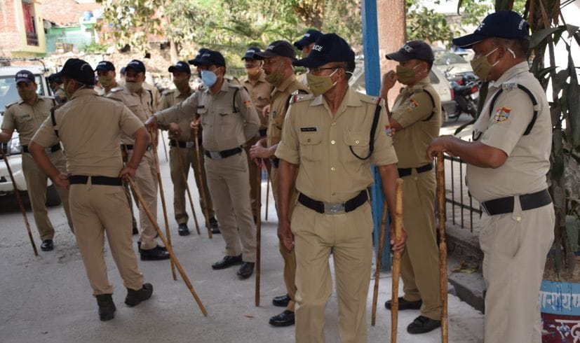 रुद्रपुर कोतवाली में तैनात पुलिस। रुद्रपुर कोतवाली में तैनात पुलिस।