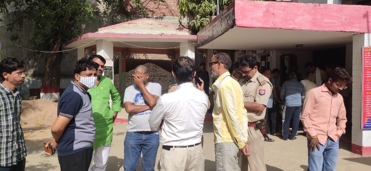 फोटो25एयूआरपी 20- कोतवाली में तहरीर देने को जमा लोगों की भीड़ फोटो25एयूआरपी 20- कोतवाली में तहरीर देने को जमा लोगों की भीड़