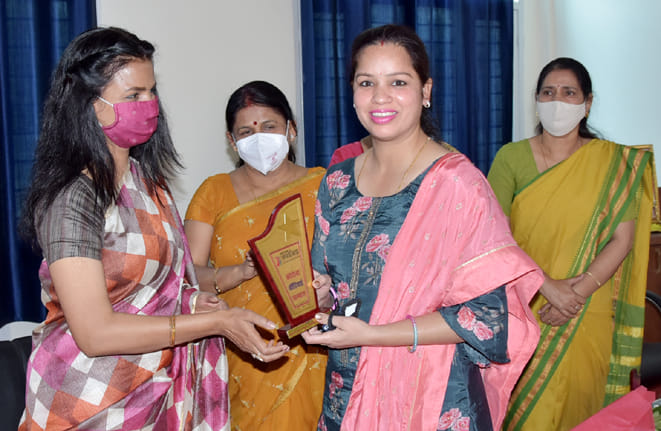 - स्टाफ नर्स विभा धीमान को सम्मानित करतीं मुख्य अतिथि निशा सिंह