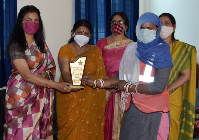 स्वच्छताग्रही को सम्मानित करतीं मुख्य अतिथि निशा सिंह