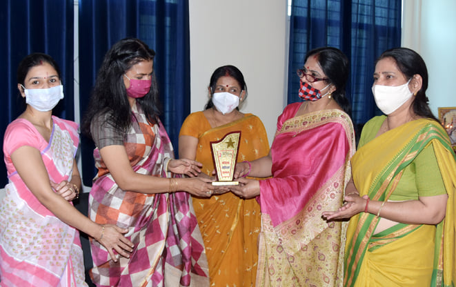 - मुख्य सेविका सुनीता चौधरी को कोरोना योद्धा सम्मान देतीं मुख्य अतिथि निशा सिंह