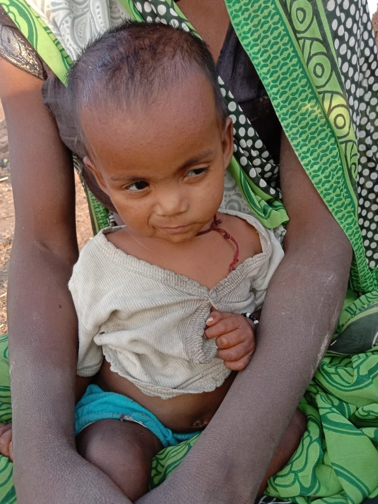 राजाबेटी की गोद में लॉकडाउन में जन्मी दस माह की बेटी लक्ष्मी। राजाबेटी की गोद में लॉकडाउन में जन्मी दस माह की बेटी लक्ष्मी।
