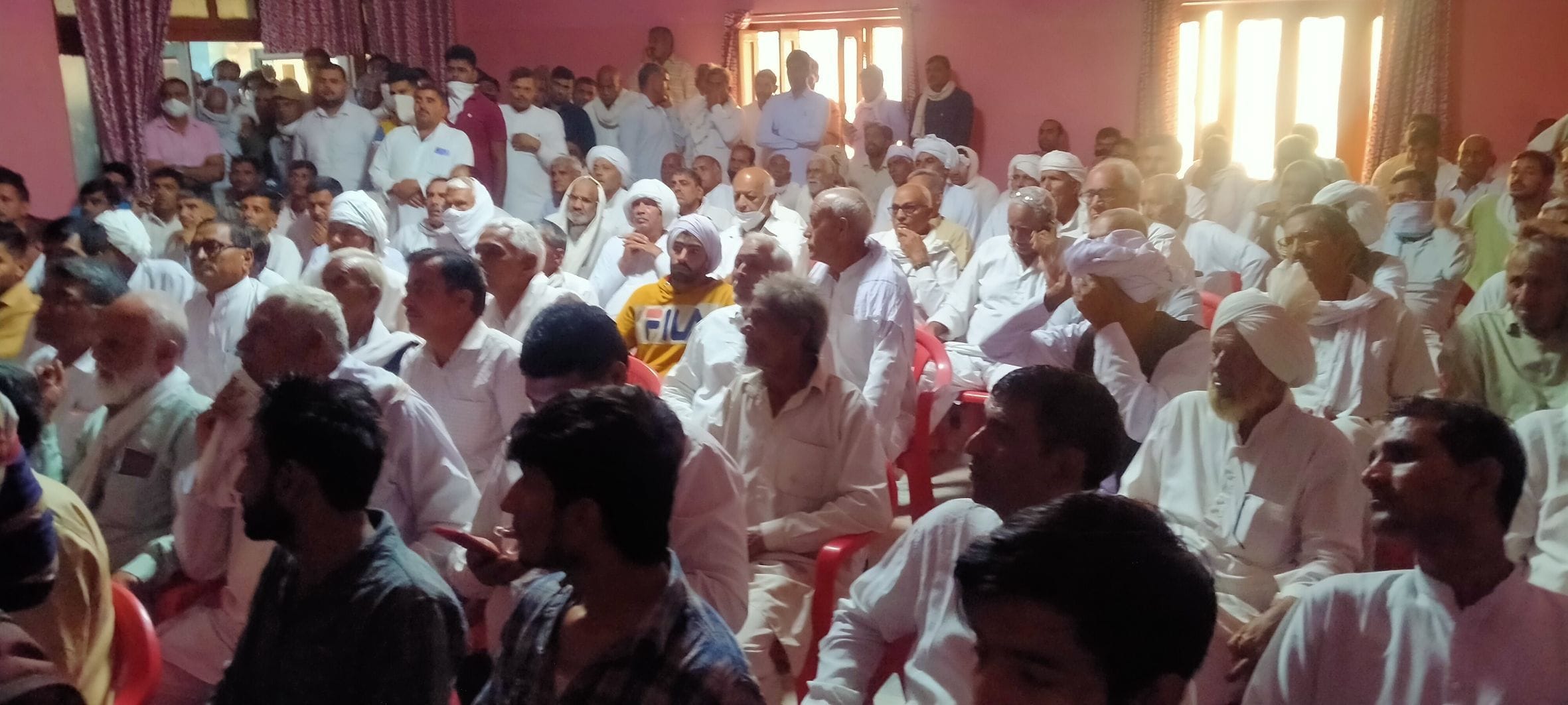 सामाजिक दूरी और मास्क का प्रयोग किए बिना बैठक में मौजूद कांग्रेस कार्यकर्ता। सामाजिक दूरी और मास्क का प्रयोग किए बिना बैठक में मौजूद कांग्रेस कार्यकर्ता।