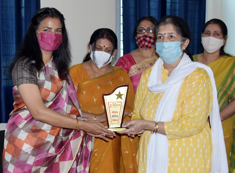 - महिला चिकित्स को कोरोना योद्धा सम्मान देतीं मुख्य अतिथि निशा सिंह