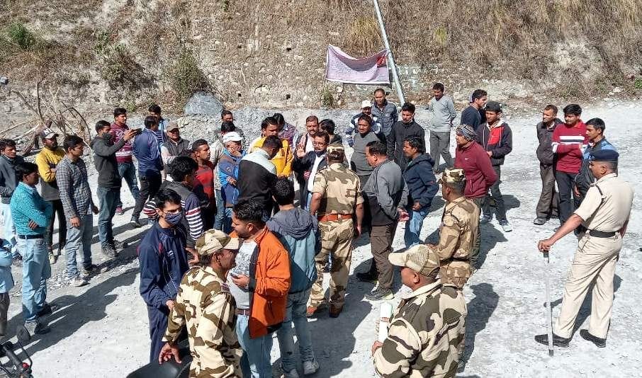 पीपलकोटी में परियोजना स्थल पर आपस में उलझते मजदूर और सीआईएसएफ के जवान।