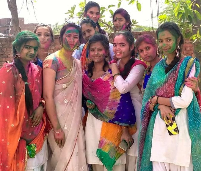 पुष्पा देवी गर्ल्स कॉलेज में होली खेलने के दौरान मौजूद शिक्षिका व छात्राएं ।