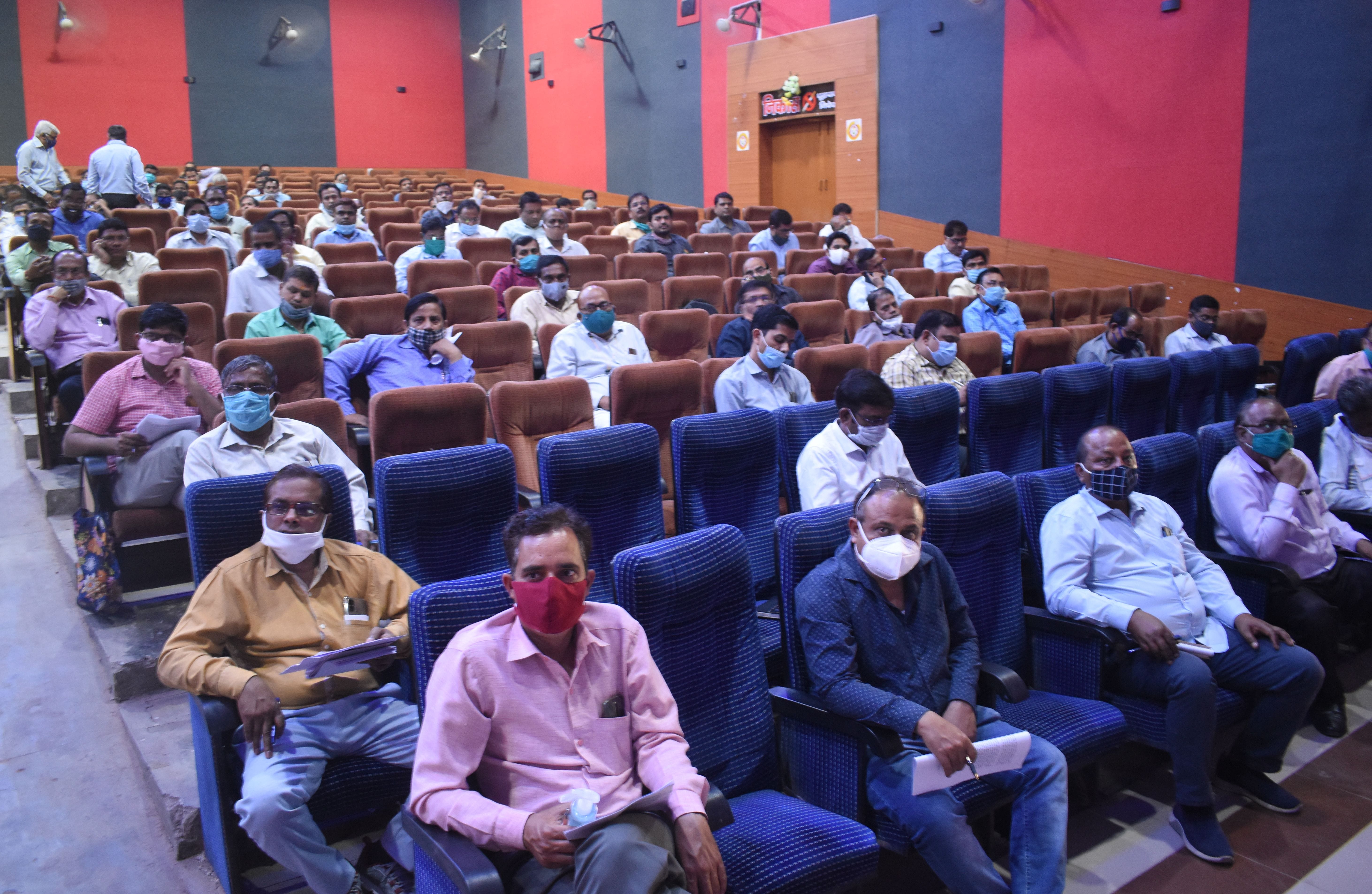 निराला प्रेक्षागृह में त्रिस्तरीय पंचायत चुनाव प्रशिक्षण में मौजूद जोनल व सेक्टर मजिस्ट्रेट।