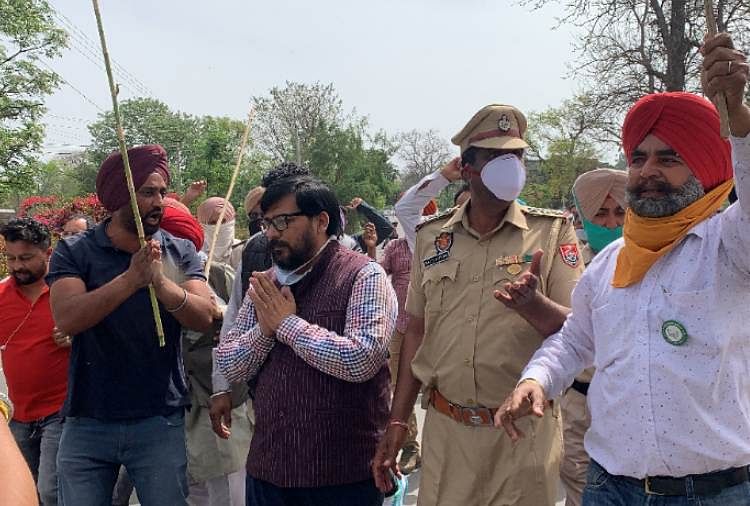 Bjp Leaders Face Protest Of Farmers In Ropar Of Punjab - रोपड़ में भाजपा का विरोध : प्रेस कॉन्फ्रेंस करने पहुंचे भाजपाइयों को किसानों ने घेरा, काले झंडे भी दिखाए - Amar