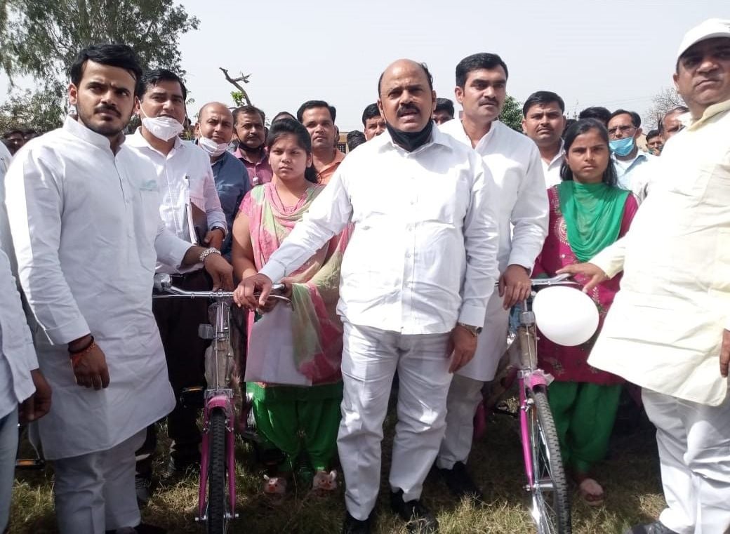 प्रदेश सरकार के चार वर्ष की उपलब्धियों पर लगाए गये श्रमिक कल्याण मेले में लाभार्थियों साईकिल दे? प्रदेश सरकार के चार वर्ष की उपलब्धियों पर लगाए गये श्रमिक कल्याण मेले में लाभार्थियों साईकिल दे?