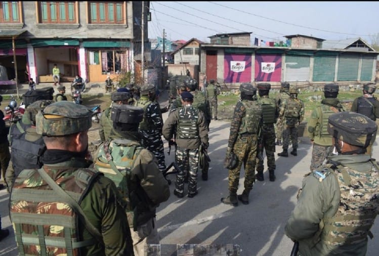 आतंकी घटनाओं के बाद श्रीनगर में बढ़ाई गई सुरक्षा बलों की संख्या, उमर और महबूबा नाराज 