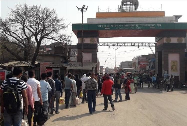 इंडो नेपाल सीमा पर लगी भीड़।
