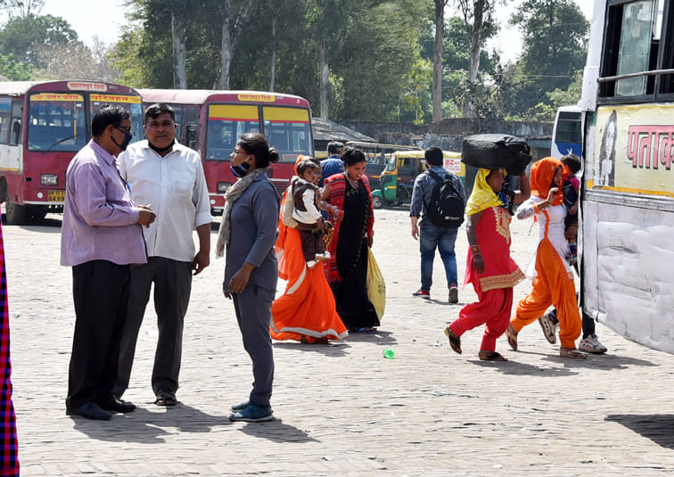 सहारनपुर के अंबाला रोड़ बस अड़डे बिना मास्क के यात्रा करते यात्री सहारनपुर के अंबाला रोड़ बस अड़डे बिना मास्क के यात्रा करते यात्री
