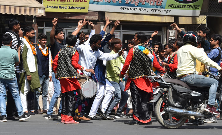 सहारनपुर के अंबाला रोड़ पर बिना सोशल डिस्टेंश बिना मास्क के बारात में नाचते बाराती सहारनपुर के अंबाला रोड़ पर बिना सोशल डिस्टेंश बिना मास्क के बारात में नाचते बाराती