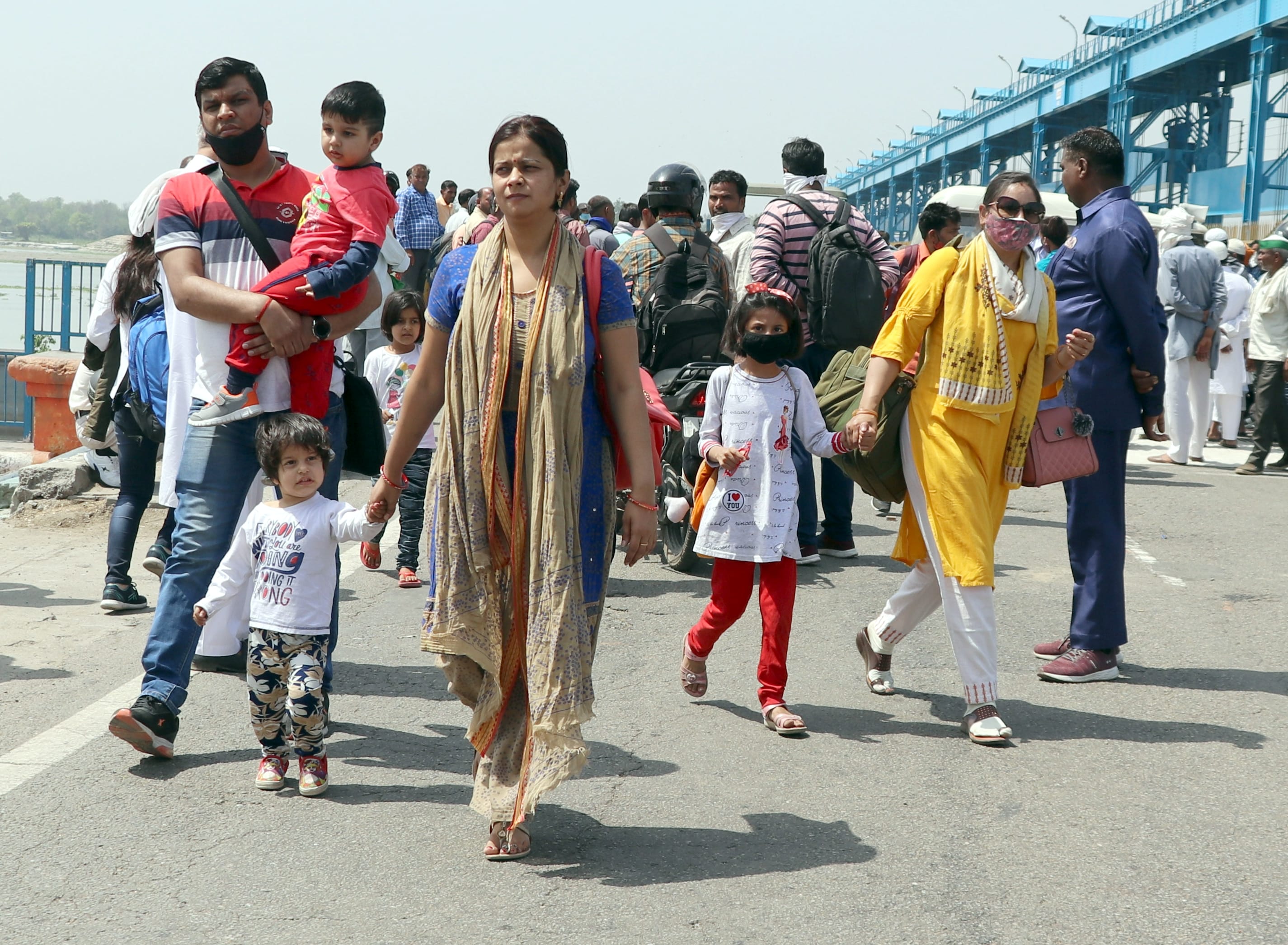 बिजनौर में गंगा बैराज के पुल पर किसानों के जाम के दौरान परेशान यात्री। बिजनौर में गंगा बैराज के पुल पर किसानों के जाम के दौरान परेशान यात्री।