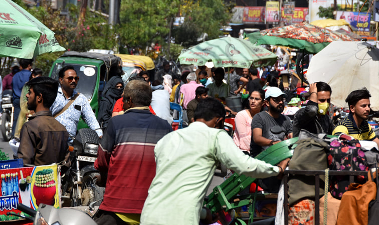 हारनपुर के प्रताप मार्केट में बिना सोशल डिस्टेंश बिना मास्क के खरीदारी करते लोग हारनपुर के प्रताप मार्केट में बिना सोशल डिस्टेंश बिना मास्क के खरीदारी करते लोग