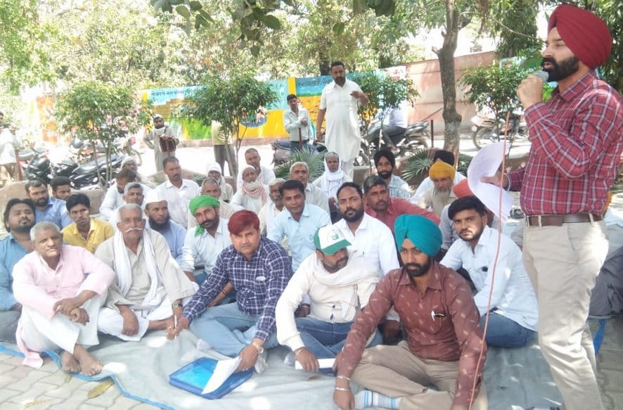 नजीबाबाद तहसील में बिजली समस्याओं को लेकर धरना-प्रदर्शन करते किसान। नजीबाबाद तहसील में बिजली समस्याओं को लेकर धरना-प्रदर्शन करते किसान।
