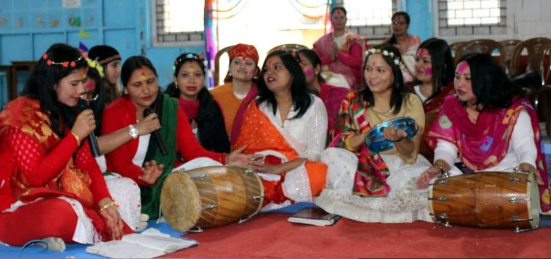 गोपेश्वर पीजी कॉलेज में होली मिलन समारोह में होली के गीतों पर झूमतीं शिक्षिकाएं। गोपेश्वर पीजी कॉलेज में होली मिलन समारोह में होली के गीतों पर झूमतीं शिक्षिकाएं।