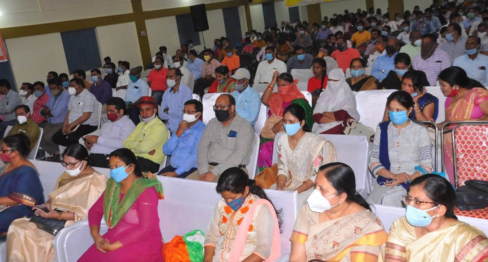 कार्यशाला में उपस्थित अधिकारी, टीचर और छात्र-छात्राएं।