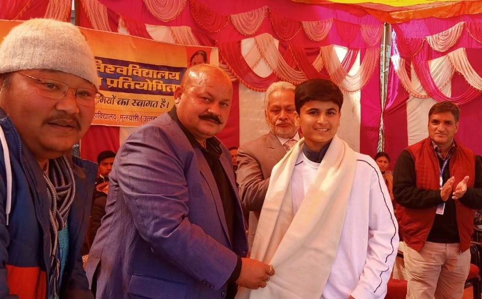 महिला क्रिकेटर श्वेता वर्मा को सम्मानित करते विधायक हरीश धामी। महिला क्रिकेटर श्वेता वर्मा को सम्मानित करते विधायक हरीश धामी।