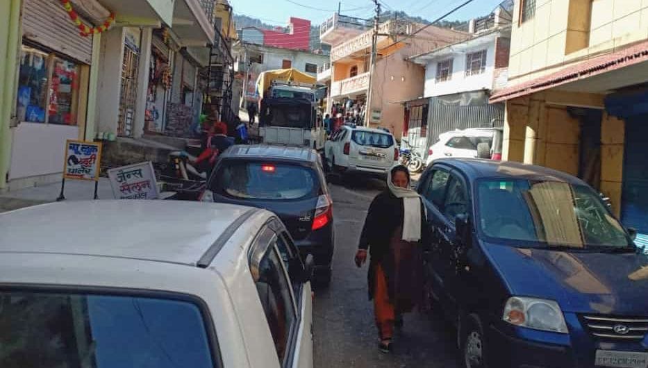 पर्यटन नगरी मुनस्यारी में लगा जाम।
