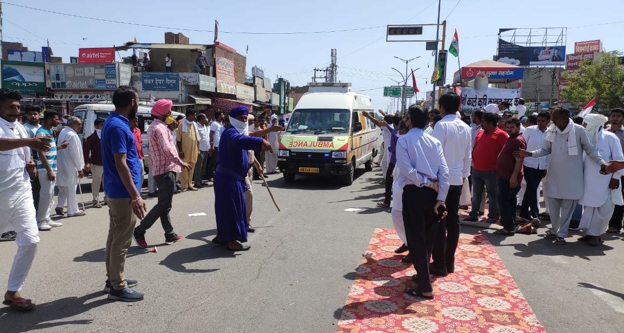 लालबत्ती चौक से गुजर रही एंबुलेंस को रास्ता देते किसान। लालबत्ती चौक से गुजर रही एंबुलेंस को रास्ता देते किसान।