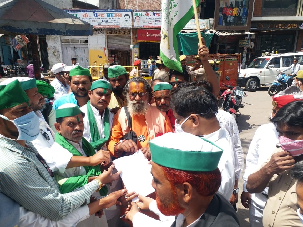अपर जिलाधिकारी को ज्ञापन देते भारतीय किसान यूनियन के पदाधिकारी। अपर जिलाधिकारी को ज्ञापन देते भारतीय किसान यूनियन के पदाधिकारी।