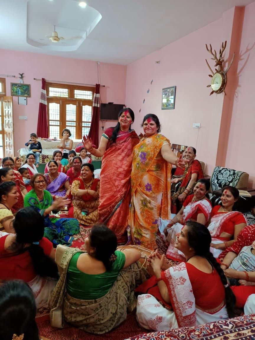 टीमा के आदर्श कालोनी में बैठकी होली में थिरकतीं महिला होल्यार।