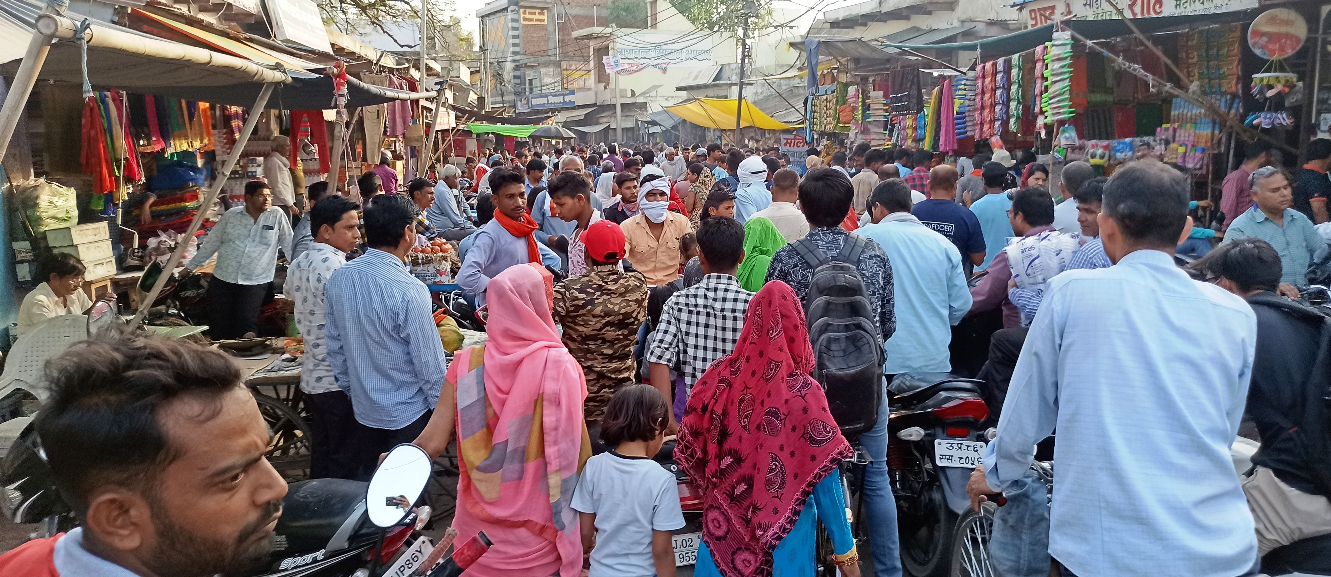 सादाबाद के मुख्य बाजार में होली की खरीदारी के लिए उमड़ी भीड़। सादाबाद के मुख्य बाजार में होली की खरीदारी के लिए उमड़ी भीड़।