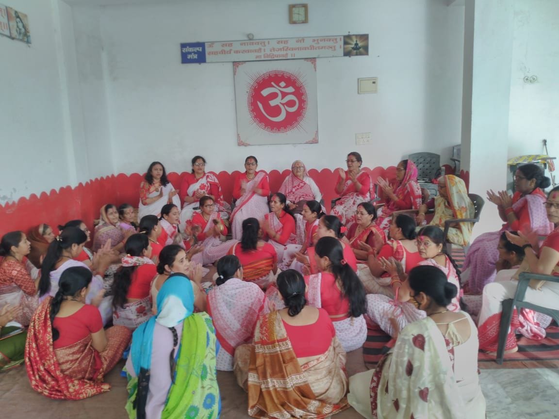 खटीमा के सिद्घेश्व शिव मंदिर कंजाबाग में बैठकी होली गायन करतीं महिलाएं।