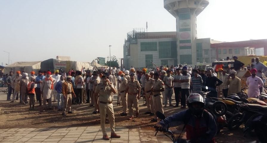 गांव प्रीतमपुरा के पास किसानों व ग्रामीणों के विवाद के बाद मौके पर पहुंचा पुलिस बल। गांव प्रीतमपुरा के पास किसानों व ग्रामीणों के विवाद के बाद मौके पर पहुंचा पुलिस बल।