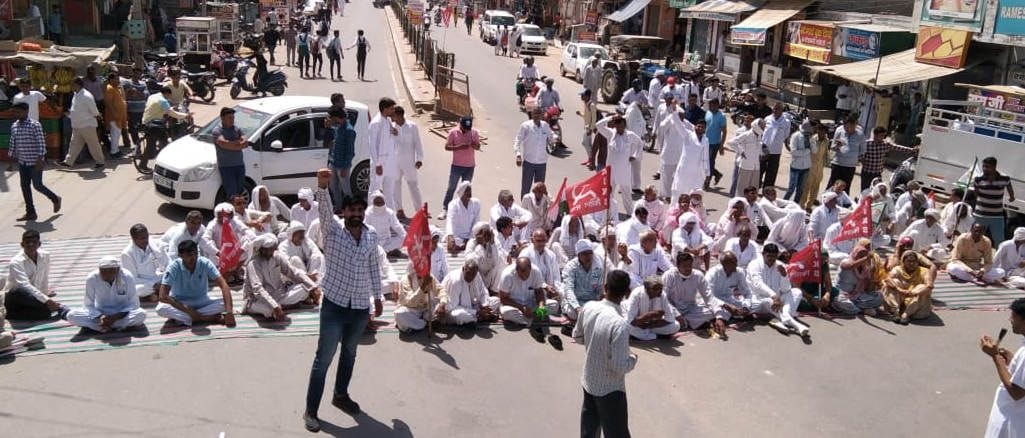 सिवानी-शहर की पुराना बस स्टैंड नेशनल हाईवे नंबर 52 हिसार राजगढ़ रोड पर बैठे किसान। ...संवाद सिवानी-शहर की पुराना बस स्टैंड नेशनल हाईवे नंबर 52 हिसार राजगढ़ रोड पर बैठे किसान। ...संवाद