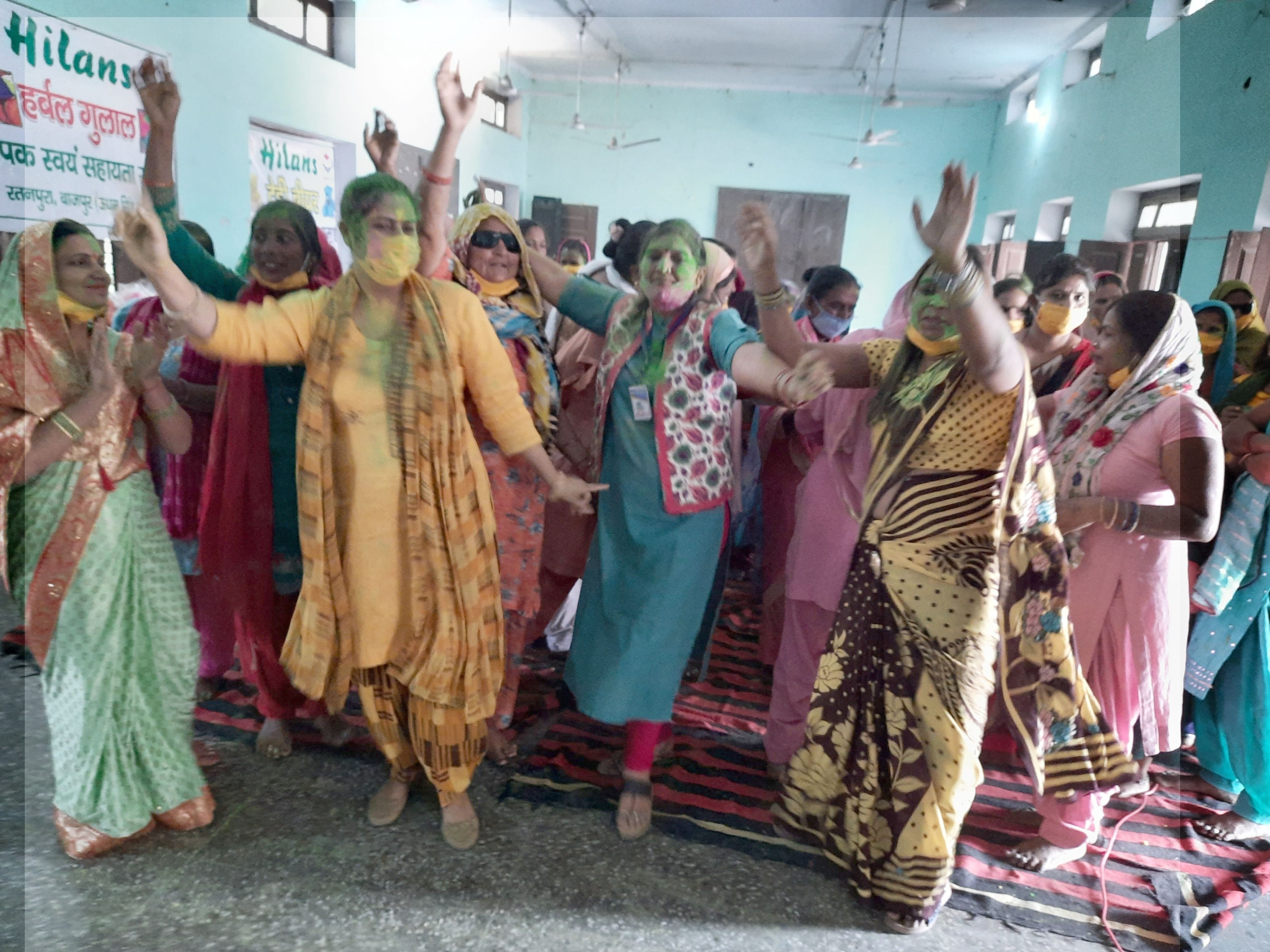बाजपुर में होली गायन के दौरान नृत्य करतीं महिलाएं।