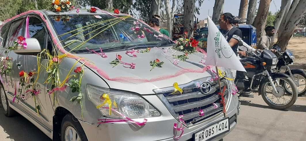 जामनी चौक पर बरात की गाड़ी को निकलवाते किसान। संवाद जामनी चौक पर बरात की गाड़ी को निकलवाते किसान। संवाद