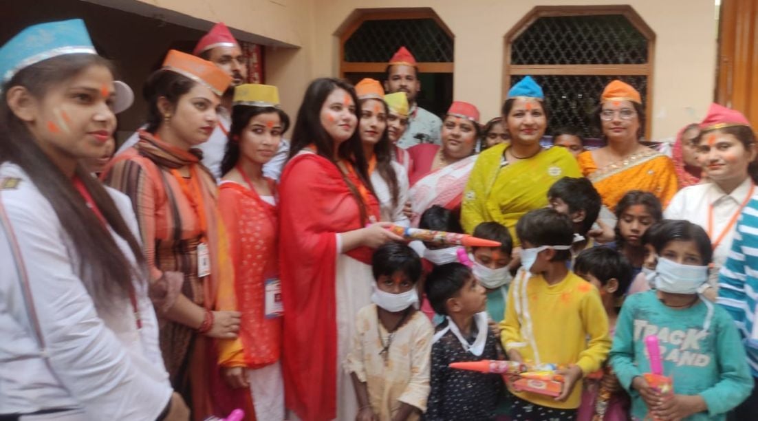 गढ़नेगी में दिव्यांग बच्चों के साथ होली मनातीं प्रयास मानव विकास सोसायटी की पदाधिकारी।
