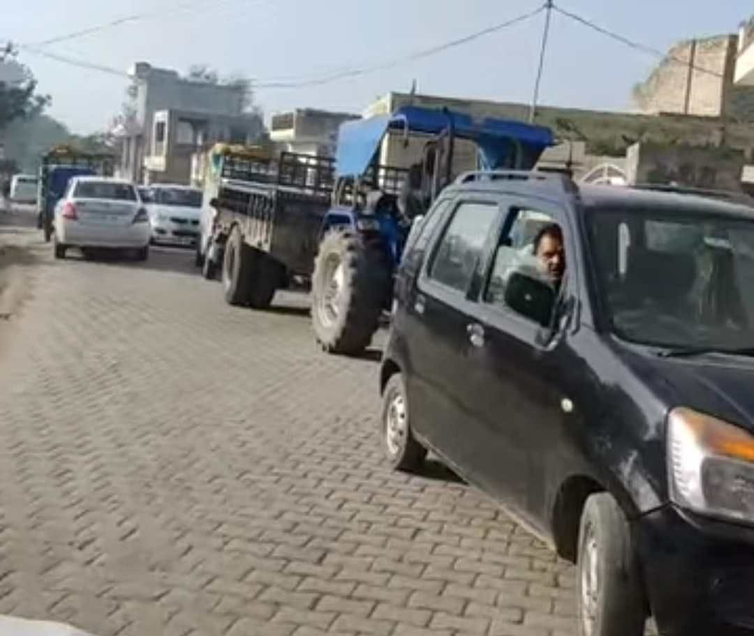  मुख्य रास्ता बंद होने के कारण पिंडारा गांव की गलियों से गुजरते वाहन।