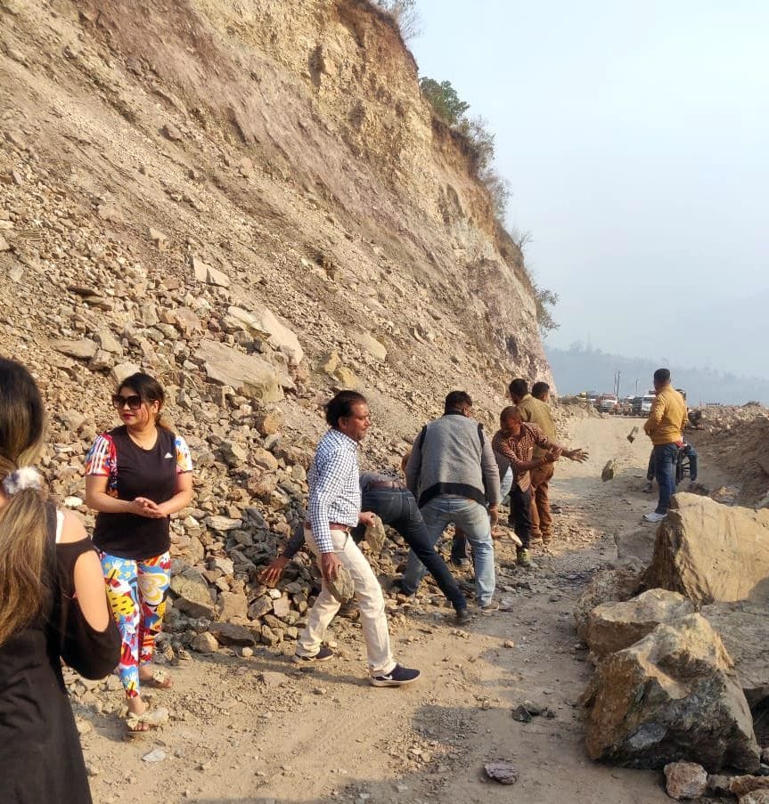 पिथौरागढ़-घाट एनएच केचुपकोट बैंड में आए मलबे को हटाते यात्री । पिथौरागढ़-घाट एनएच केचुपकोट बैंड में आए मलबे को हटाते यात्री ।