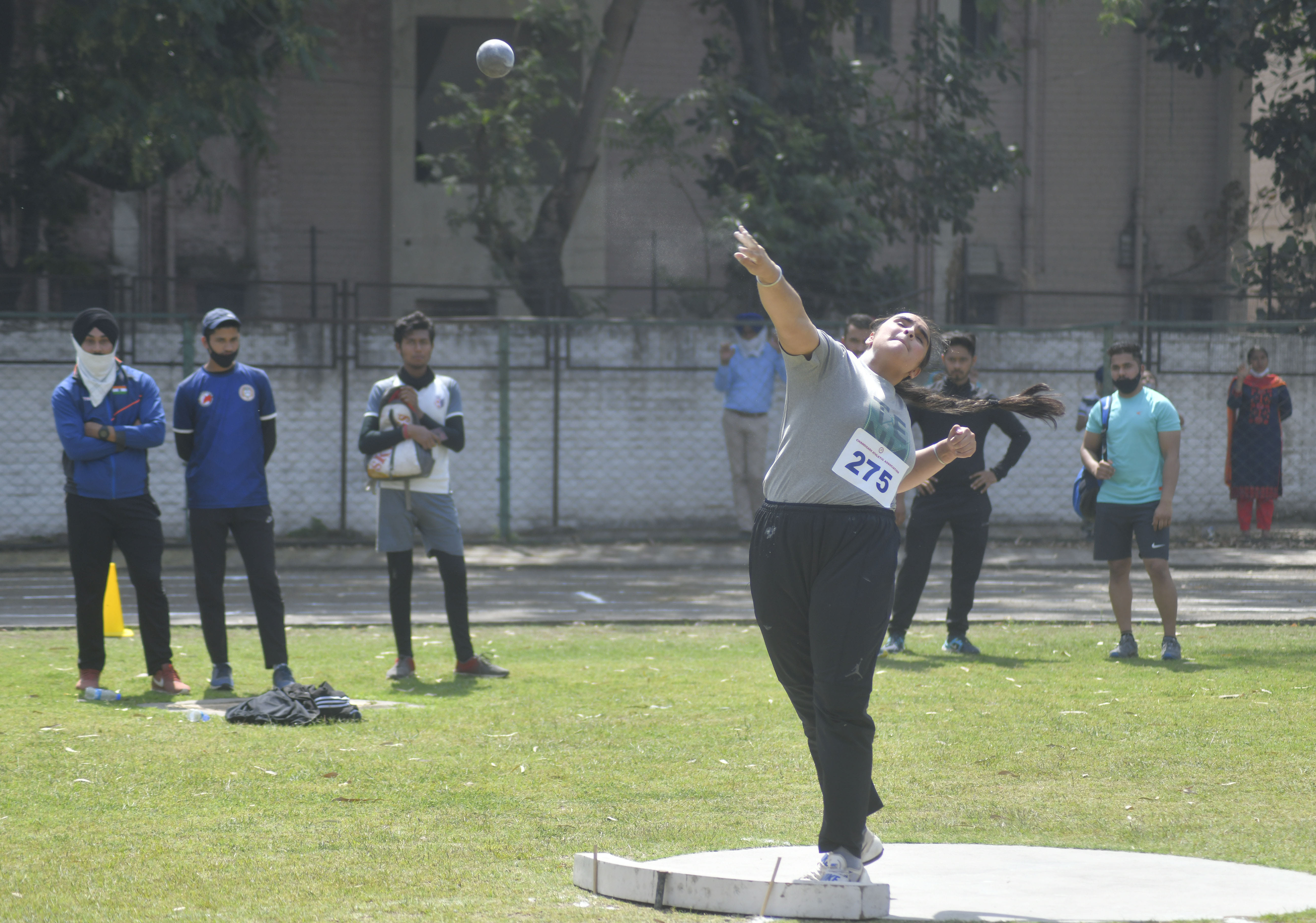 एथलेटिक मीट के दौरान गोला फेंकतीं एक खिलाड़ी। एथलेटिक मीट के दौरान गोला फेंकतीं एक खिलाड़ी।