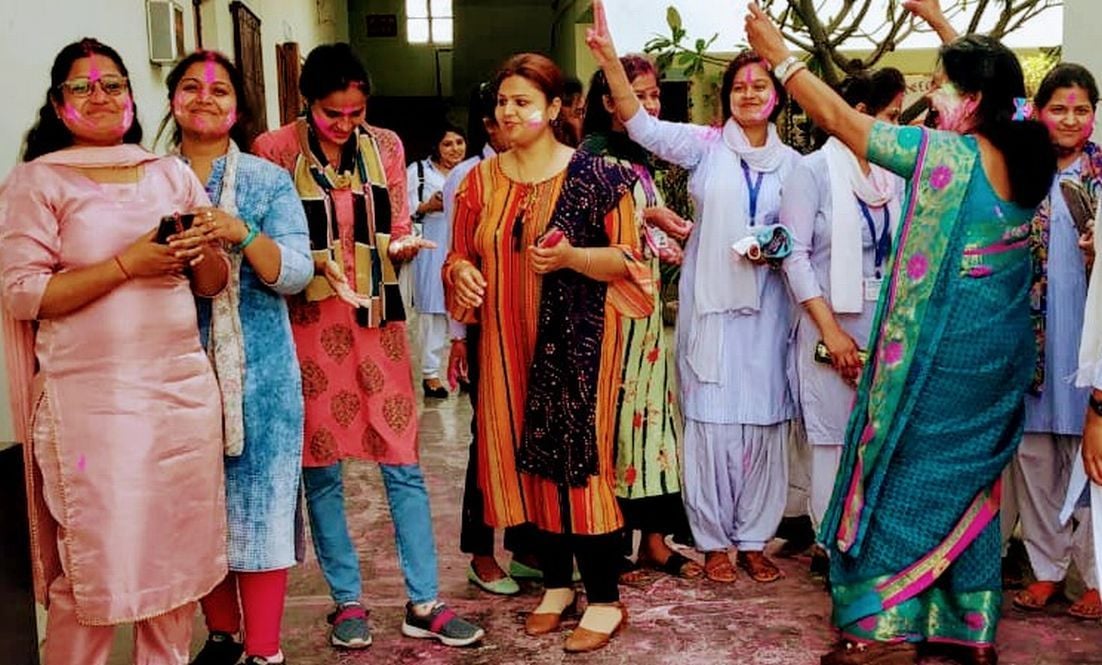 जसपुर श्री साई शिक्षा संस्थान में होली खेलतीं छात्राएं।