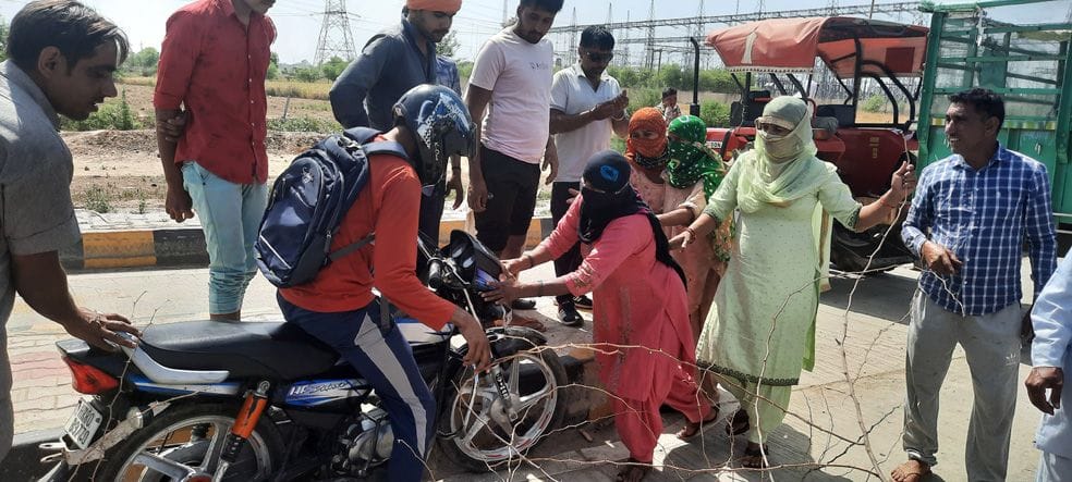 खटकड़ टोल पर भारत बंद के दौरान दोपहिया वाहन चालक को जाने से रोकतीं महिलाएं। संवाद खटकड़ टोल पर भारत बंद के दौरान दोपहिया वाहन चालक को जाने से रोकतीं महिलाएं। संवाद
