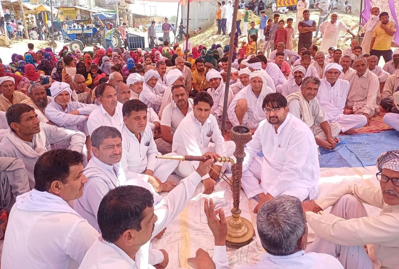 गतौली में सड़क जाम करके बैठे किसान। संवाद गतौली में सड़क जाम करके बैठे किसान। संवाद