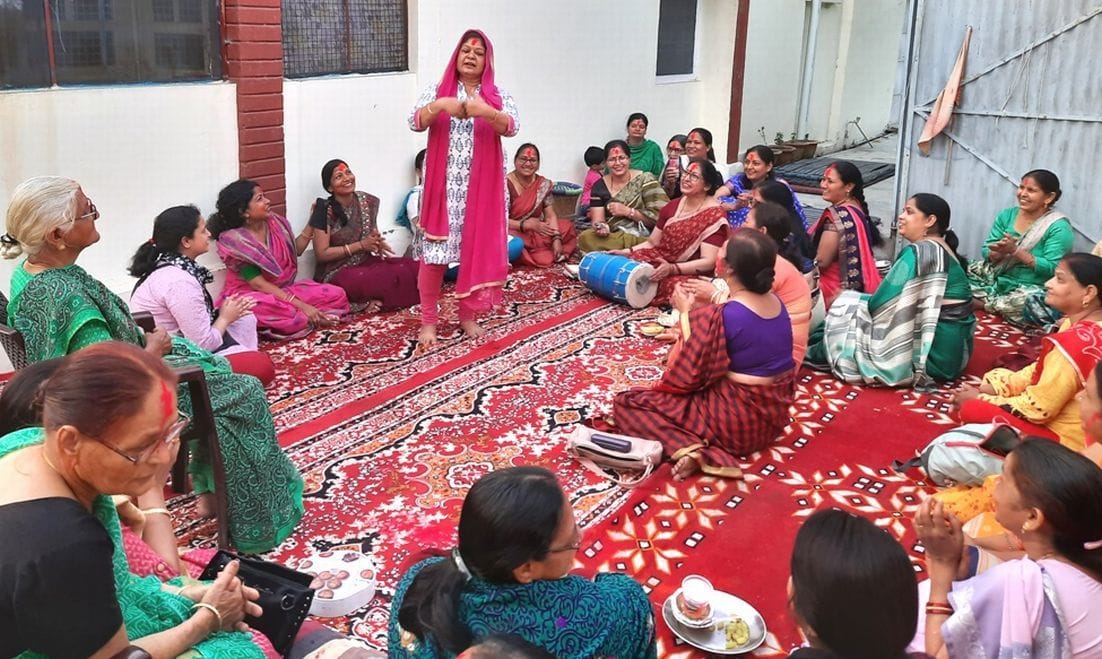 पंतनगर के झा कालोनी नेहरू इंक्लेव में होली गीतों पर नृत्य करतीं महिला।