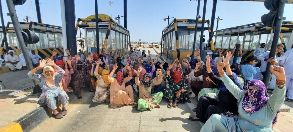 खटकड़ टोल पर सरकार के खिलाफ नारेबाजी करतीं महिलाएं। संवाद खटकड़ टोल पर सरकार के खिलाफ नारेबाजी करतीं महिलाएं। संवाद