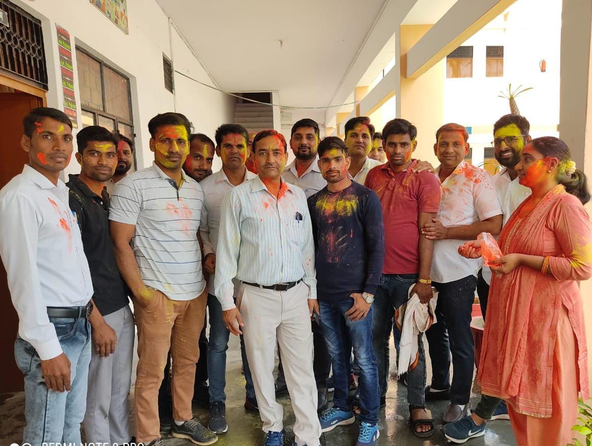 रामपुर मनिहारान के गोचर महाविद्यालय में होली खेलते छात्र व स्टाफ रामपुर मनिहारान के गोचर महाविद्यालय में होली खेलते छात्र व स्टाफ