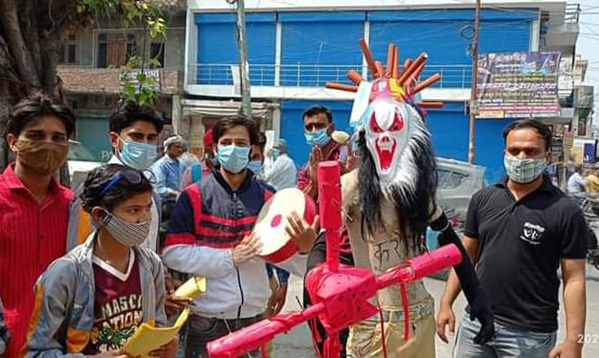 कोरोना को लेकर नाटक का मंचन करते कलाकार कोरोना को लेकर नाटक का मंचन करते कलाकार